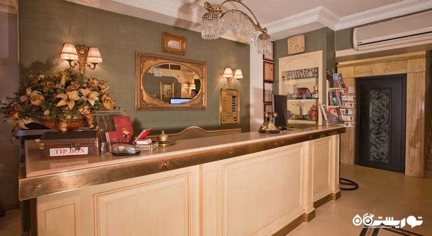 نمایی از میز پذیرش هتل